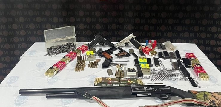 Amasya’da silah kaçakçılığı operasyonu: 5 ruhsatsız silah ve 600’den fazla fişek ele geçirildi