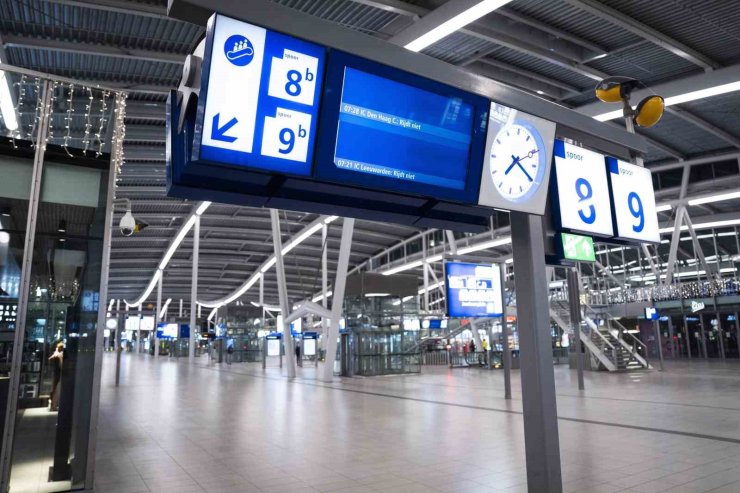 Hollanda’da kar yağışı tren seferlerini durdurdu, 300 uçuş iptal edildi