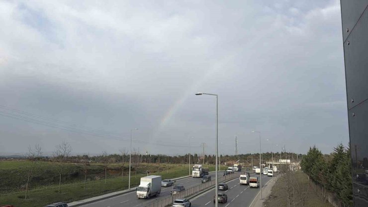 İstanbul’da gökkuşağı trafikte görsel şölen oluşturdu