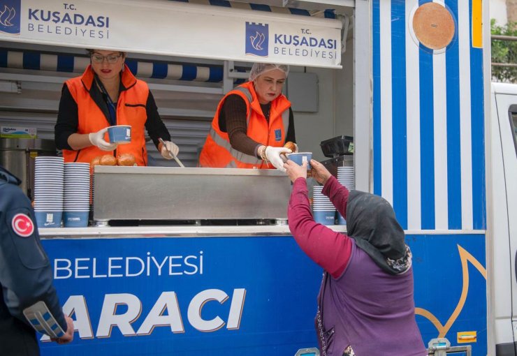Kuşadası Belediyesi’nin sıcak çorba ikramı başladı