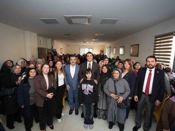 Yılmaz Karşıyaka’da kadınlarla buluştu