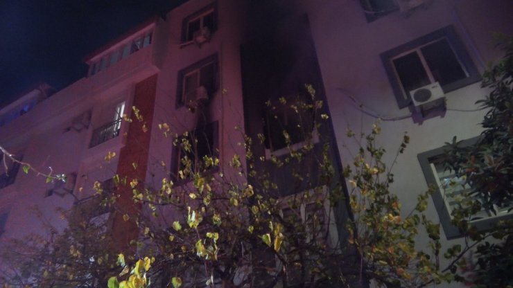 Antalya’da apartman dairesinde çıkan yangın korkuttu