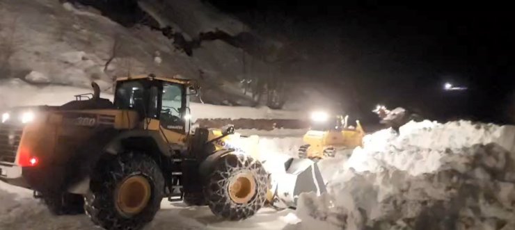 Macahel Geçidi’nde karla mücadele 10 gündür gece gündüz sürüyor