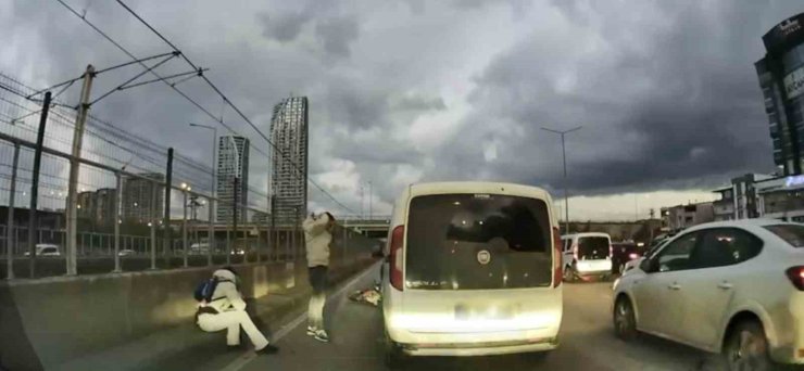 Bursa’da pes dedirten anlar: Motosikletliyle çarpıştı, ilk işi aracına bakmak oldu