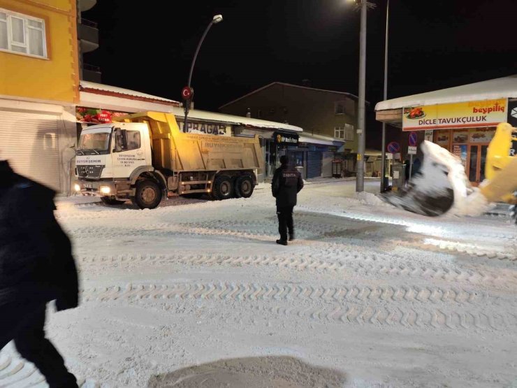 Diyadin’de ekiplerin karla mücadele mesaisi