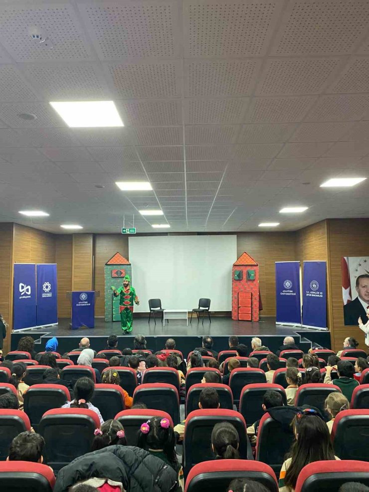 Milli teknoloji hamlesi "Karagöz ve Hacivat" ile tiyatro sahnesinde çocuklarla buluştu