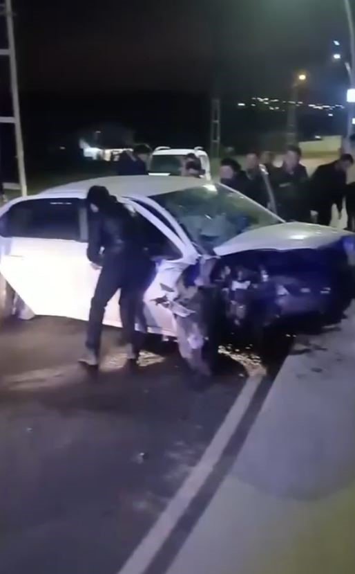 Ehliyetsiz sürücünün kullandığı otomobil başka bir araçla kafa kafaya çarpıştı: 4 yaralı