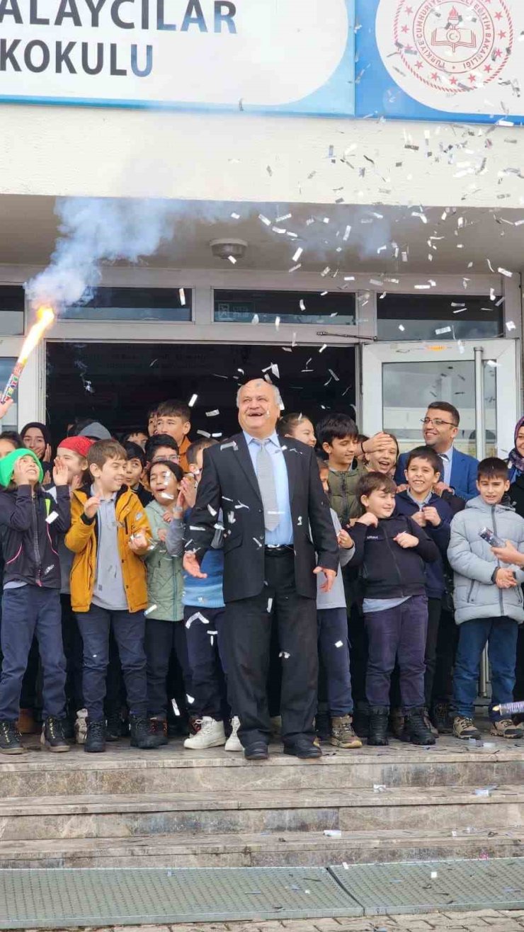 47 yıllık eğitimci alkışlarla mesleğine veda etti