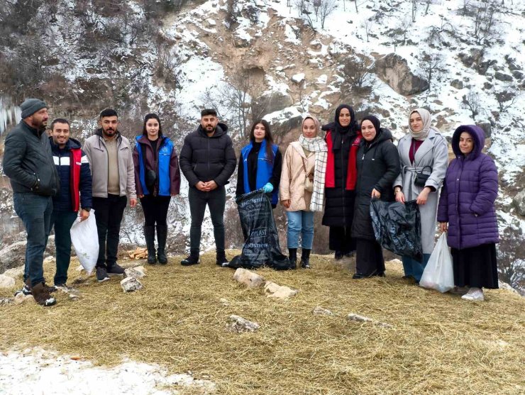 Tunceli’de soğuk kışa sıcak dokunuş: Gençler yaban hayatı için seferber oldu