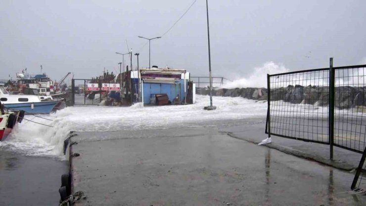 Avcılar’da metrelerce yükselen dalgalar mendireği böyle aştı