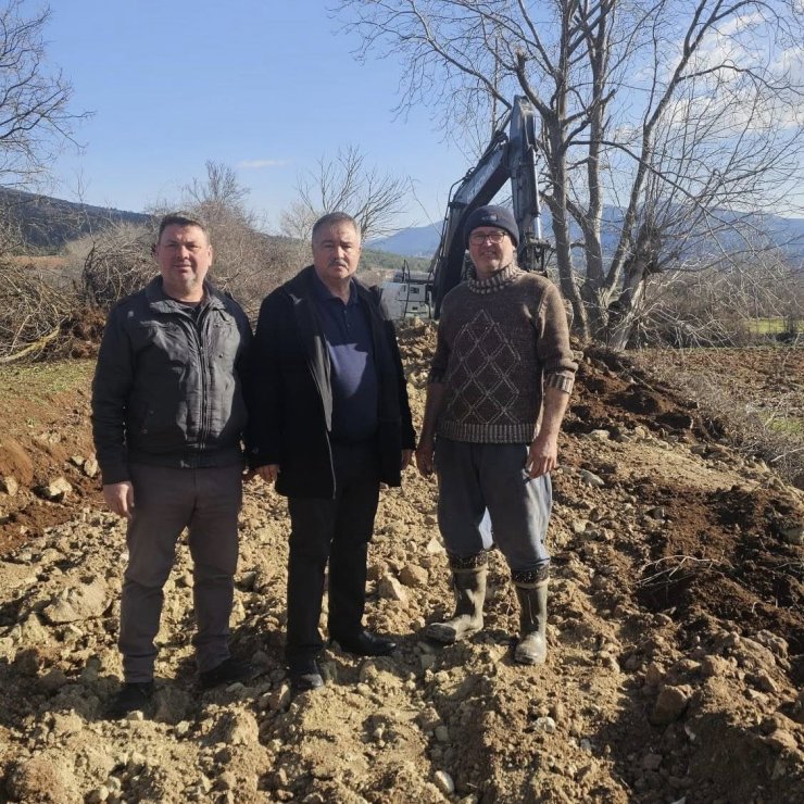 Beyağaç Belediyesi ulaşımı olmayan araziler için yol yapım çalışmasını sürdürüyor