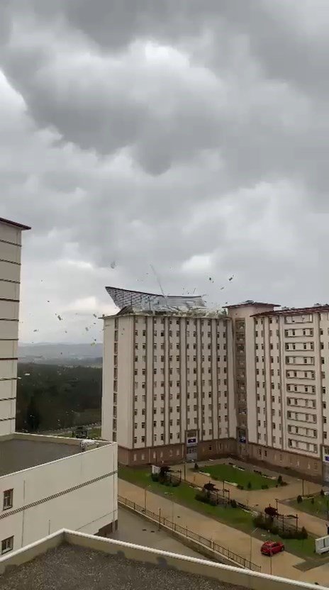 Bursa’da şiddetli fırtına çatıları böyle uçurdu