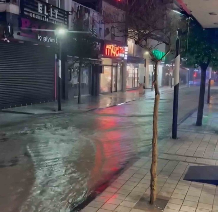 Kırklareli’nde sağanak yağış hayatı olumsuz etkiledi: Cadde ve sokaklar göle döndü