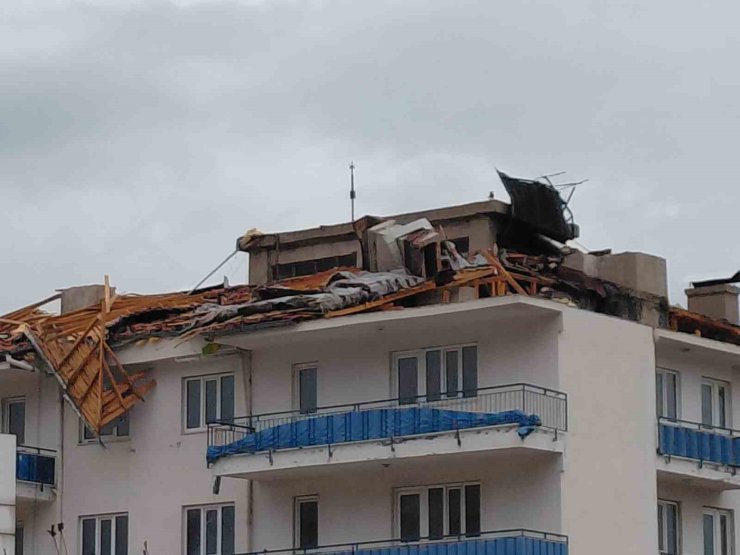 Fırtına ilçe emniyet amirliğinin çatısını uçurdu