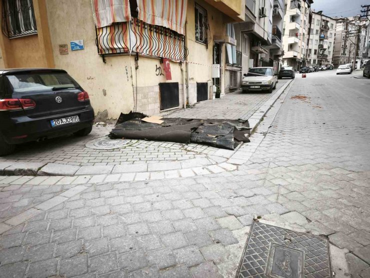 Denizli’de şiddetli rüzgar hayatı olumsuz etkiledi: çatılar uçtu, insanlar yürüyemedi