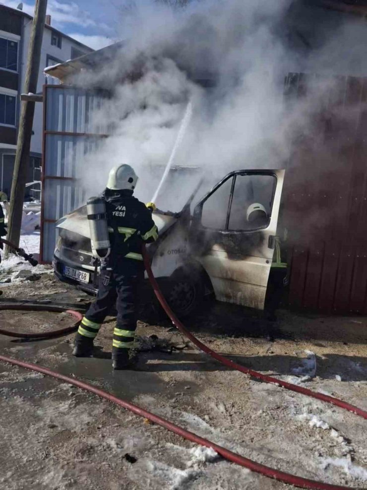 Suluova’da park halindeki kamyonet yandı