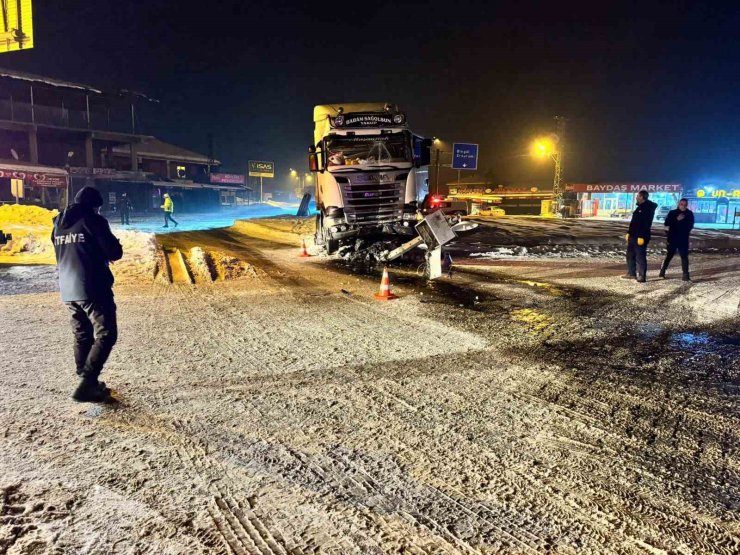 Elazığ’da tır kavşaktaki refüje çıktı: 1 yaralı