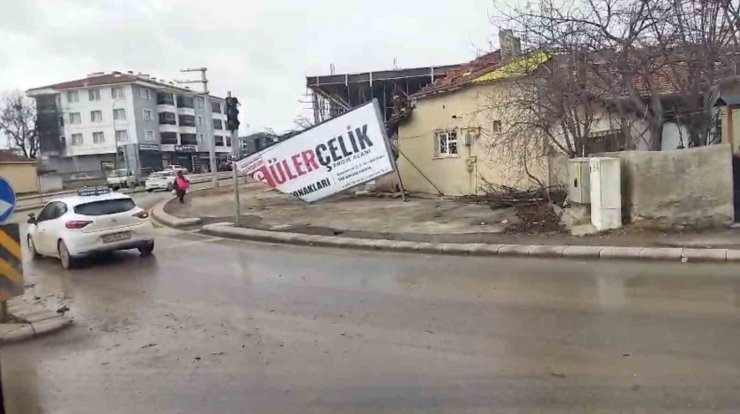 Çankaya Mahallesi’nde fırtına maddi hasara yol açtık