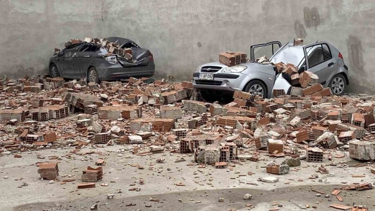 Metruk binanın çatı duvarı otoparka devrildi, 6 araçta hasar oluştu