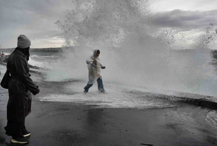 Şiddetli lodosa aldırış etmeden fotoğraf yarışına girdiler