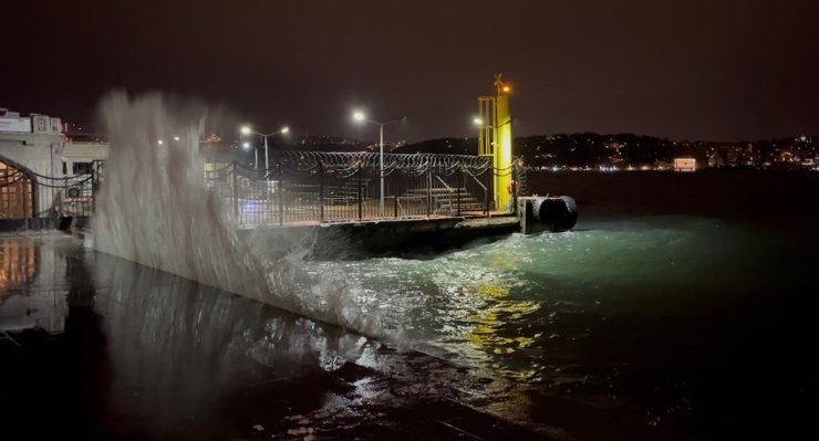 İstanbul’da sabah saatlerinde kuvvetli rüzgar etkili oldu