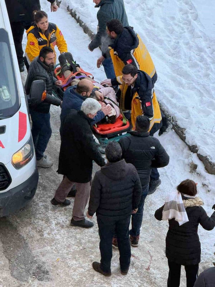 Kars’ta okula giden öğrencinin başına buz kütlesi düştü