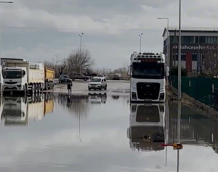 Kırklareli’nde şiddetli yağış hayatı felç etti: Başkan Bulut sular içinde şiir okudu