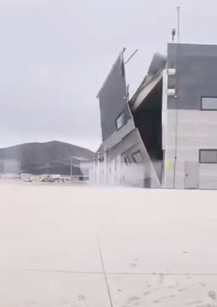 Kütahya’da şiddetli rüzgâr fabrikanın duvarını işte böyle yıktı