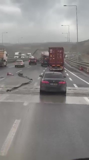 Kuzey Marmara Otoyolu’nda fırtınanın etkisiyle tır devrildi: O anlar kamerada