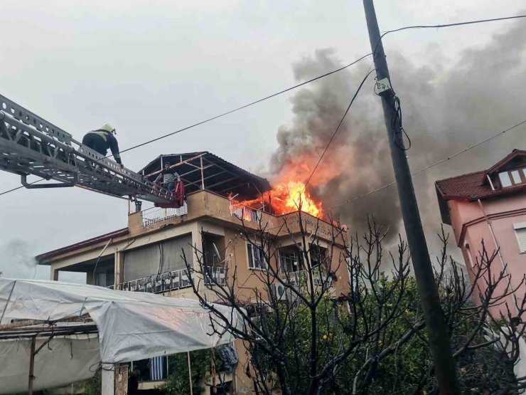 Köyceğiz’de çatıda balyan yangında ev tamamen yandı