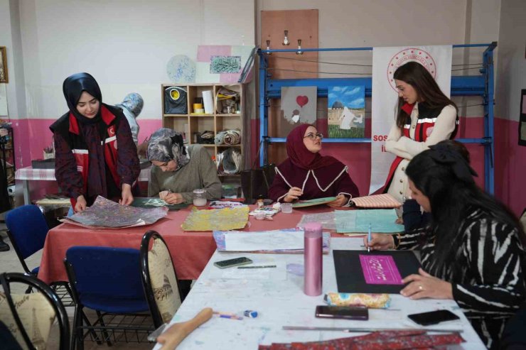 Muş’ta şehit yakınları ve gazilere yönelik ebru kursu yoğun ilgi gördü