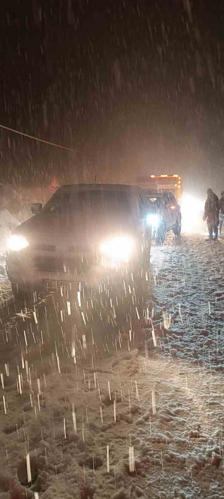 Hakkari’de çığ düştü: Çok sayıda araç yolda mahsur kaldı