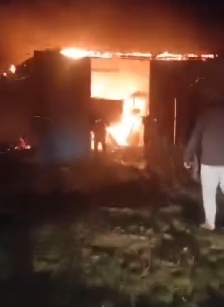 Garajda yangın çıktı traktör kullanılamaz hale geldi