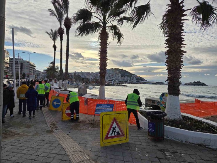 Aydın Büyükşehir Belediyesi tarafından Kuşadası’nda sahil şeridinde çalışma başlatıldı