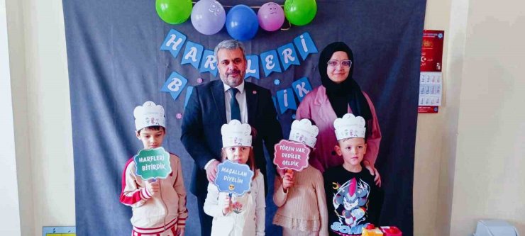 Minik öğrencilerin harfleri bitirme sevinci