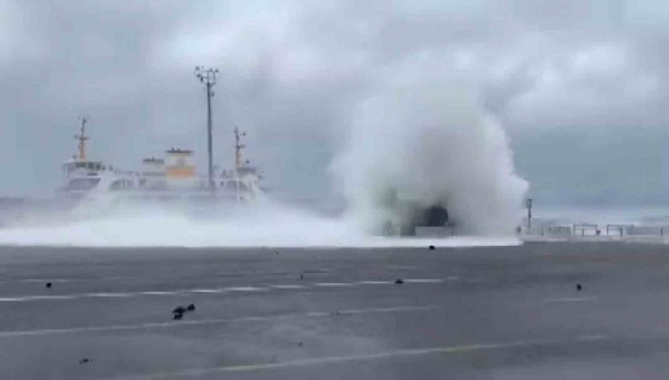 Yalova’daki fırtınadan çarpıcı görüntüler