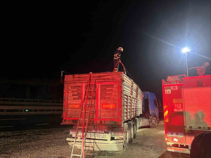 Bilecik’te seyir halinde talaş yüklü tır dorsesi alev aldı
