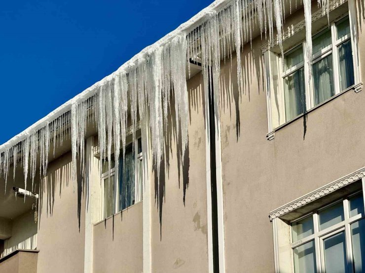 Bina çatılarındaki dev buz sarkıtları tehlike saçıyor