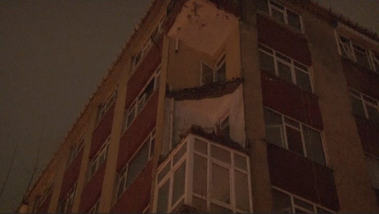 Bahçelievler’de daha önce boşaltılan binanın balkonu sağanak sonrası çöktü