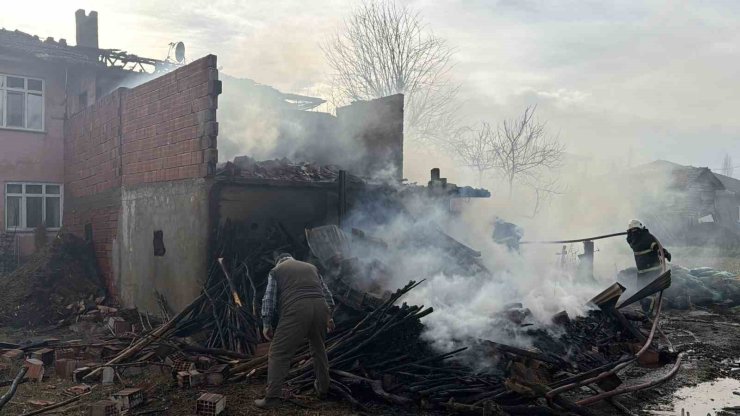 Erbaa’da ahırda çıkan yangın eve sıçradı