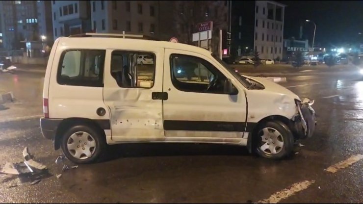 Kütahya’da ambulans ile otomobil çarpıştı: 1 yaralı