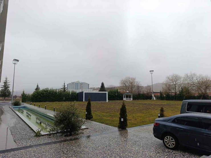 Afyonkarahisar’da beklenen kar yağışı başladı