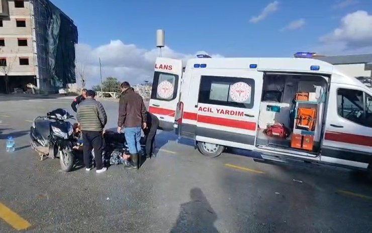 Otomobil ile çarpışan motosiklet sürücüsünün bacağı kırıldı