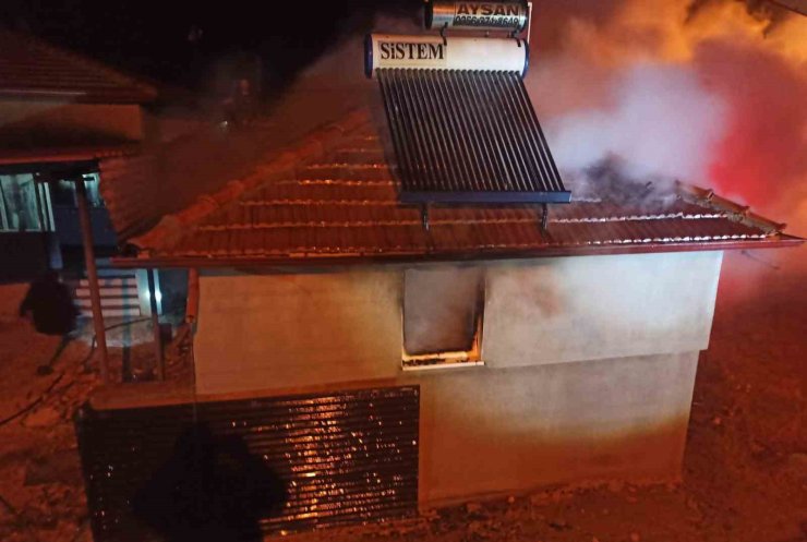 Köy evinde çıkan yangın korkuttu
