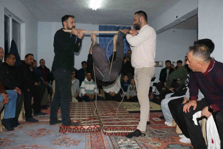 Onlarca köylü bir araya geldi, geleneksel orta oyunları kahkahaya boğdu