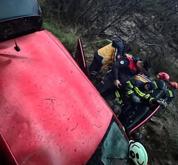 Uçuruma yuvarlanan araçta bulunan 2’si çocuk 5 kişi yaralandı