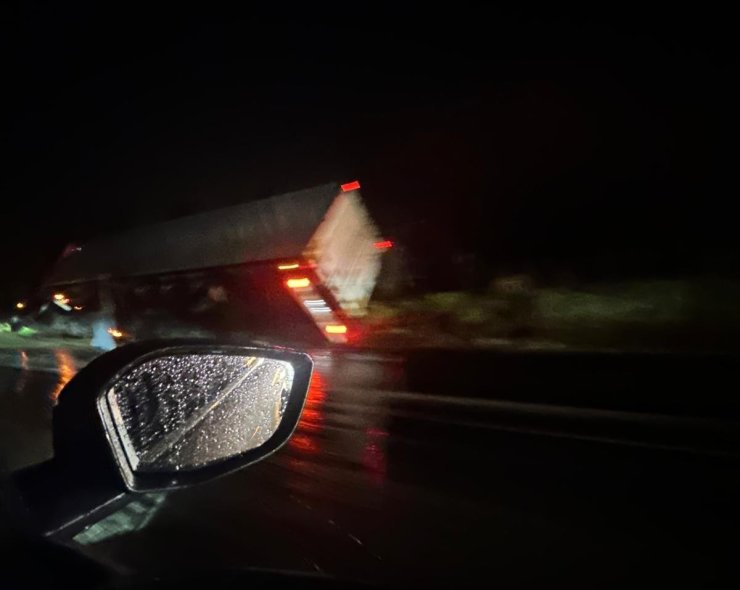 Yüksek gerelim hattı inşaata devrildi