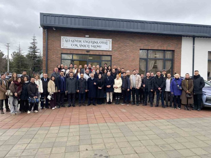 Vali Aksoy, basın mensuplarıyla vedalaştı