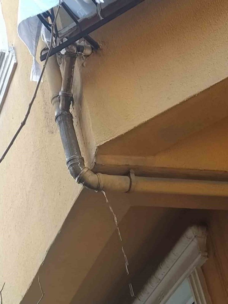 Eyüpsultan’da istinat duvarı çöktü: Bir dairede hasar oluştu