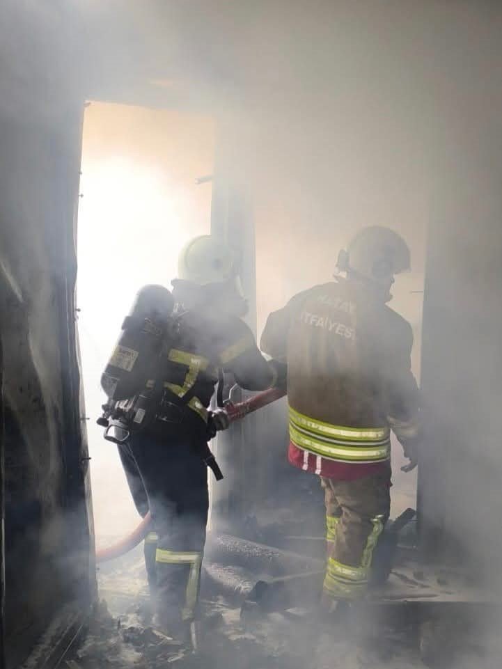 Hatay’da alevlere teslim olan konteyner kullanılamaz hale geldi